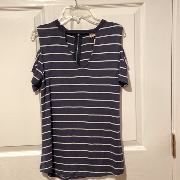 Women’s open shoulder top , NWT. size medium - Picture 1 of 5